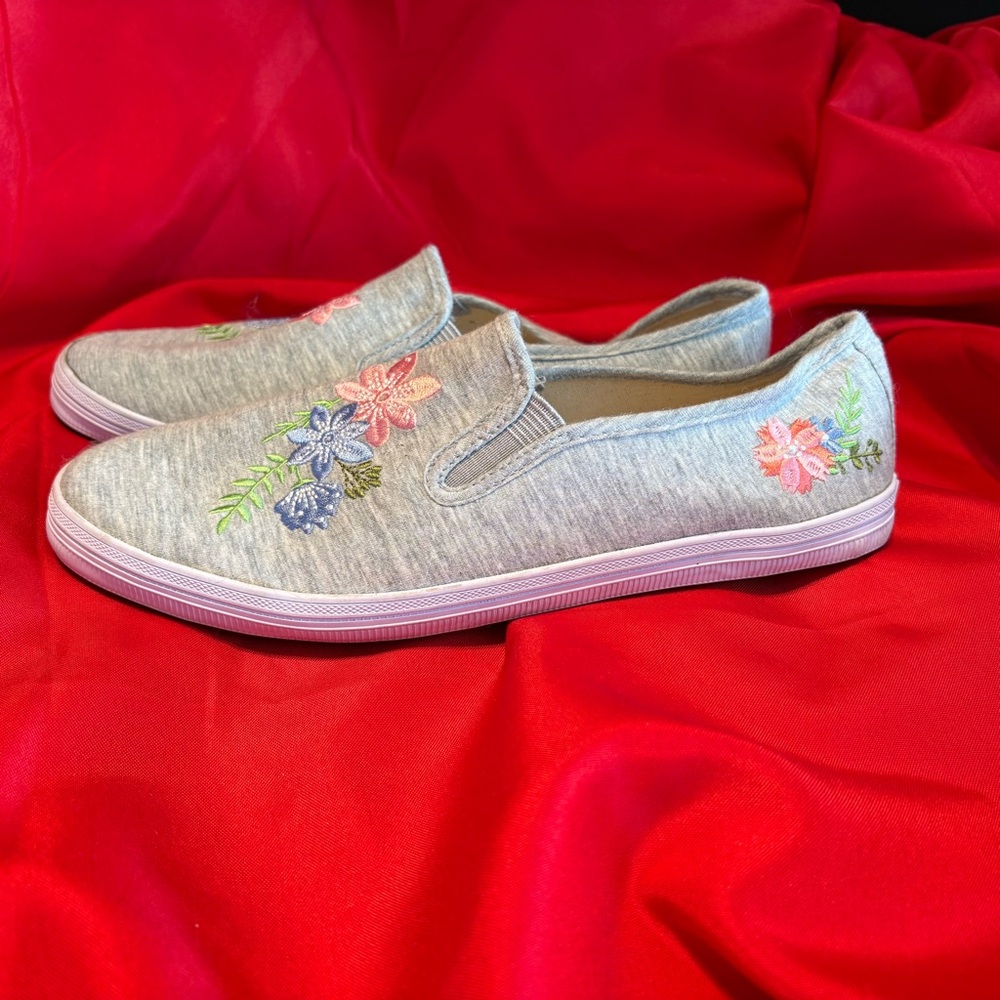 American Eagle By Payless Gray Floral Slip-On Flats